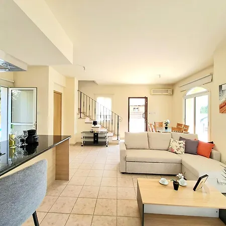Вилла Kappari Blue Villa, 5 Min Walk From The Sea Паралимни